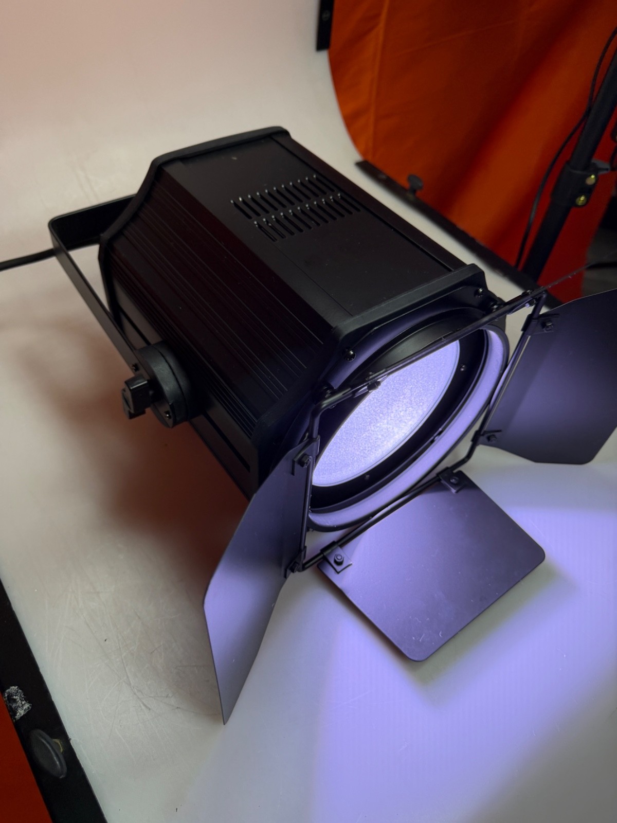 SHEHDS 250W RGBW LED Fresnel Spotlight with Barn Doors