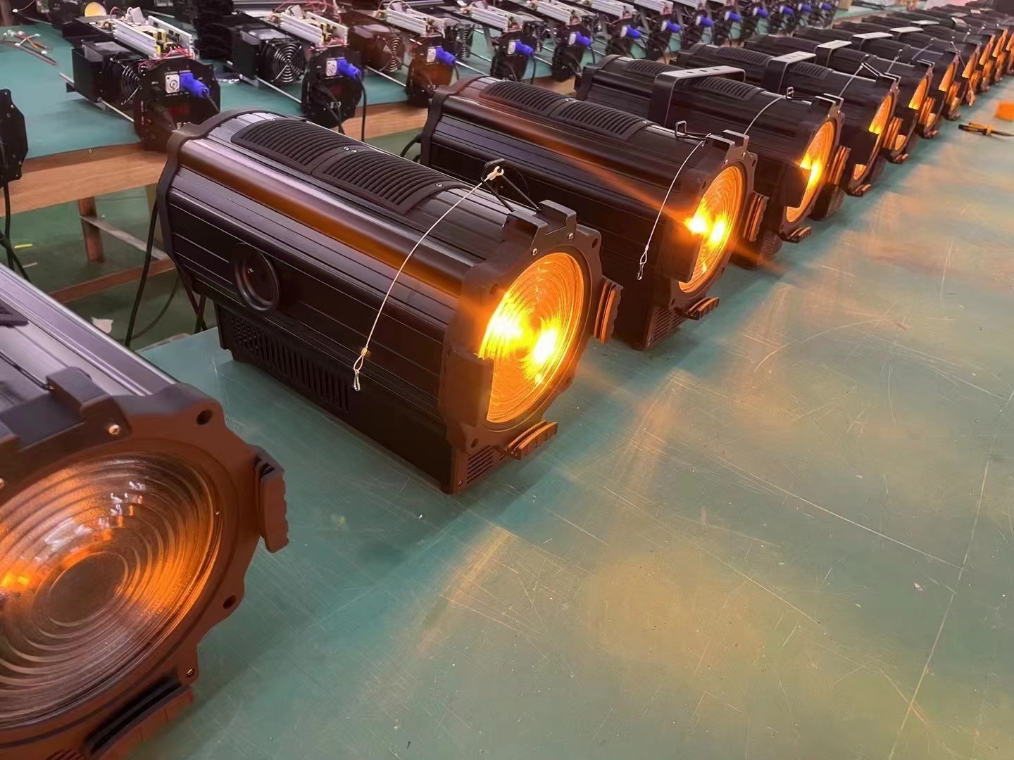 Pro Color 5 in 1 LED 300W Fresnel Light Fixture zoom spotlight for stage church