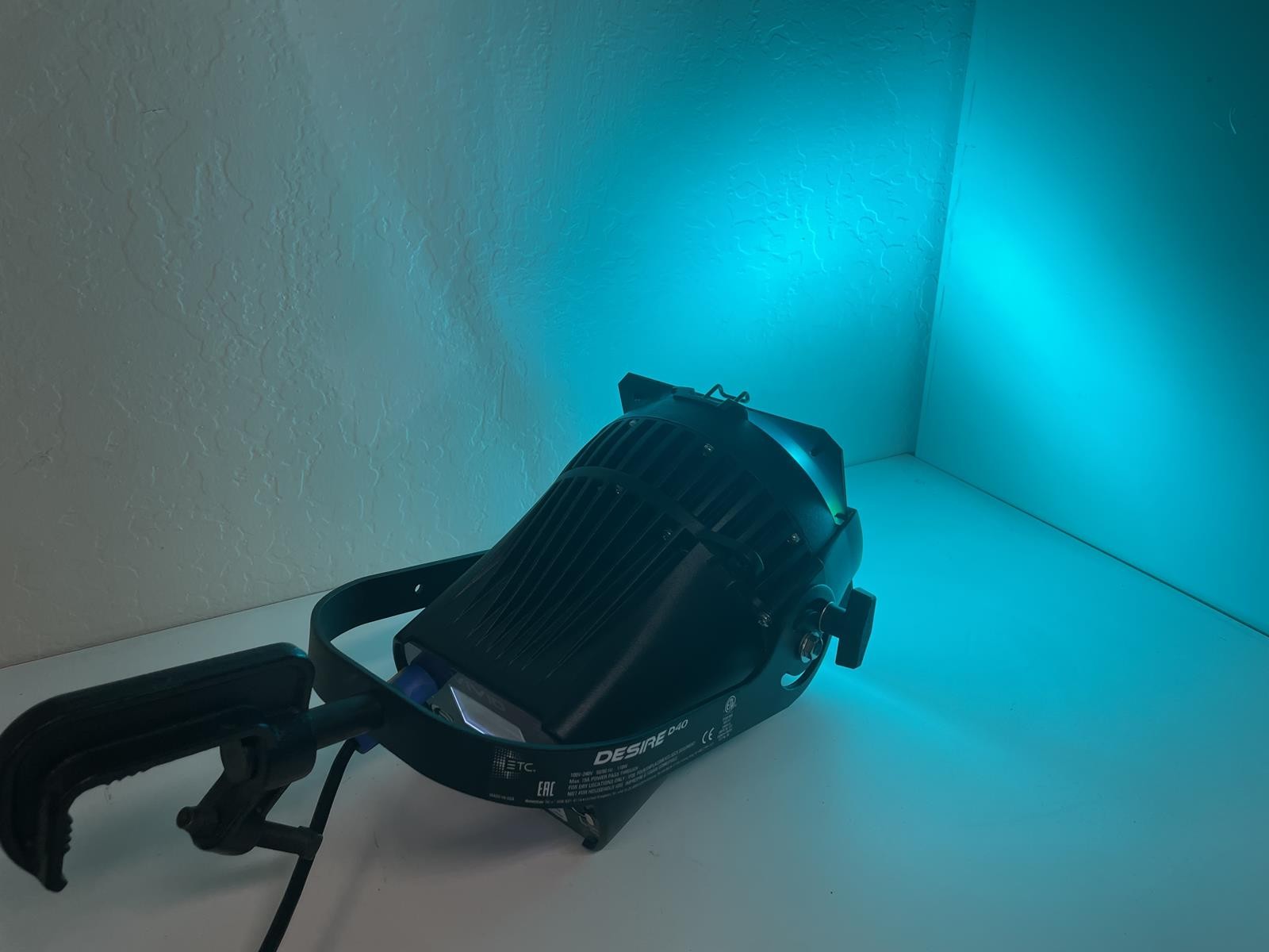 ETC DESIRE D40 VIVID LED LIGHT FIXTURE WITH CABLES AND C-CLAMP