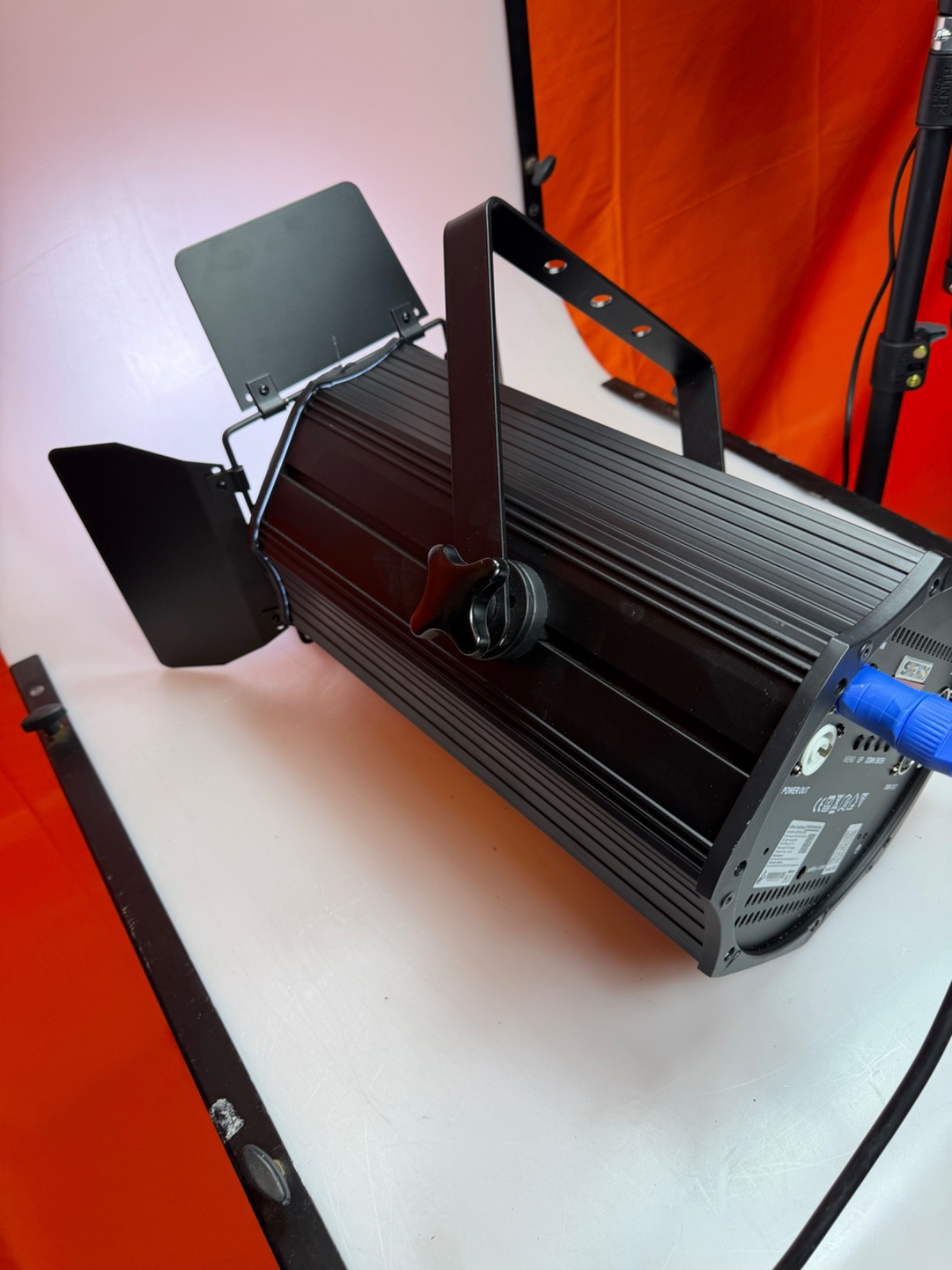 SHEHDS 200W LED Zoom Fresnel Spotlight – 10°–60° DMX Stage Light With Barn door
