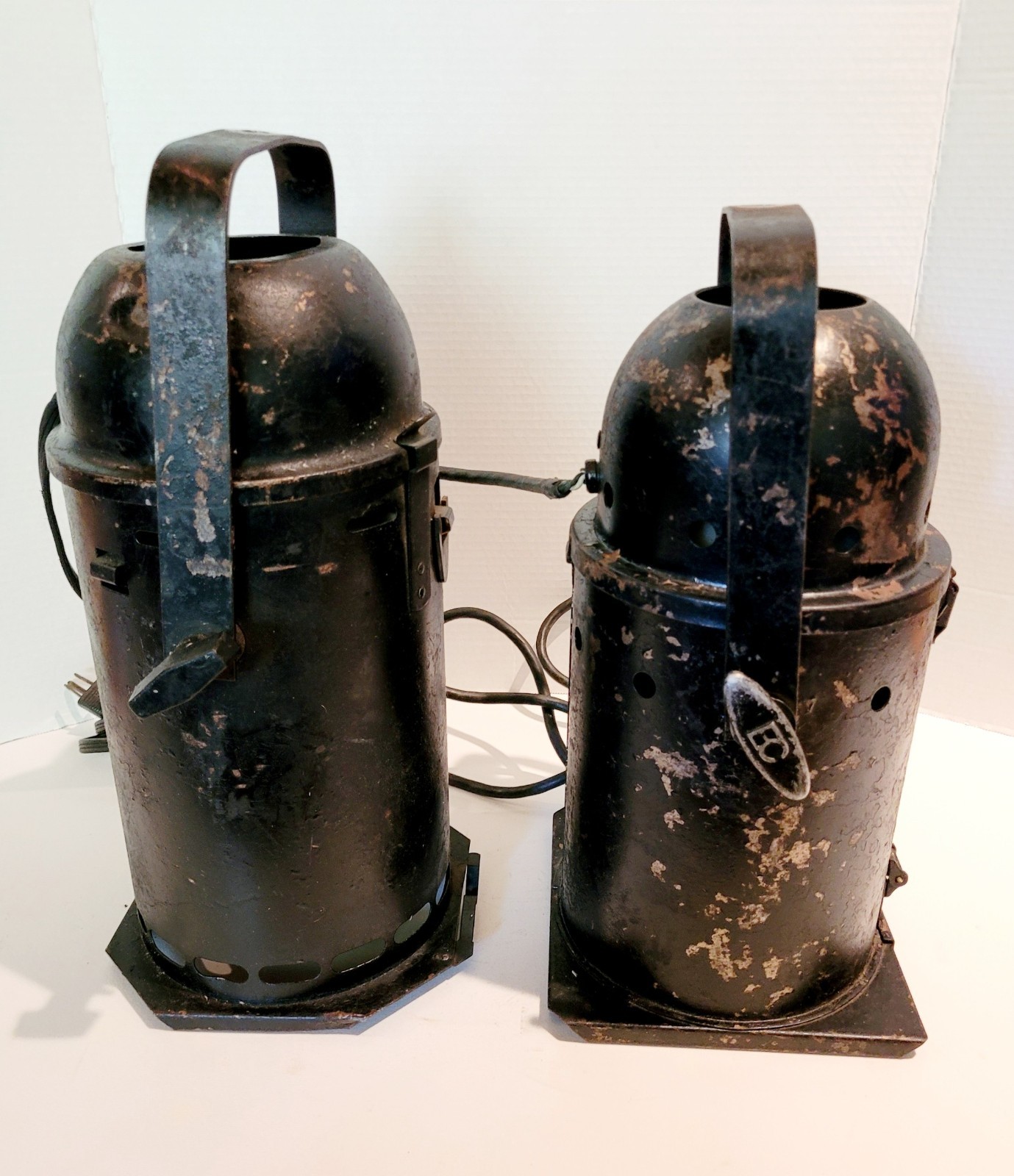 2 VTG STAGE LIGHTS FROM “WORLD THEATRE” IN ST PAUL MN- 17″ TALL-UNBRANDED