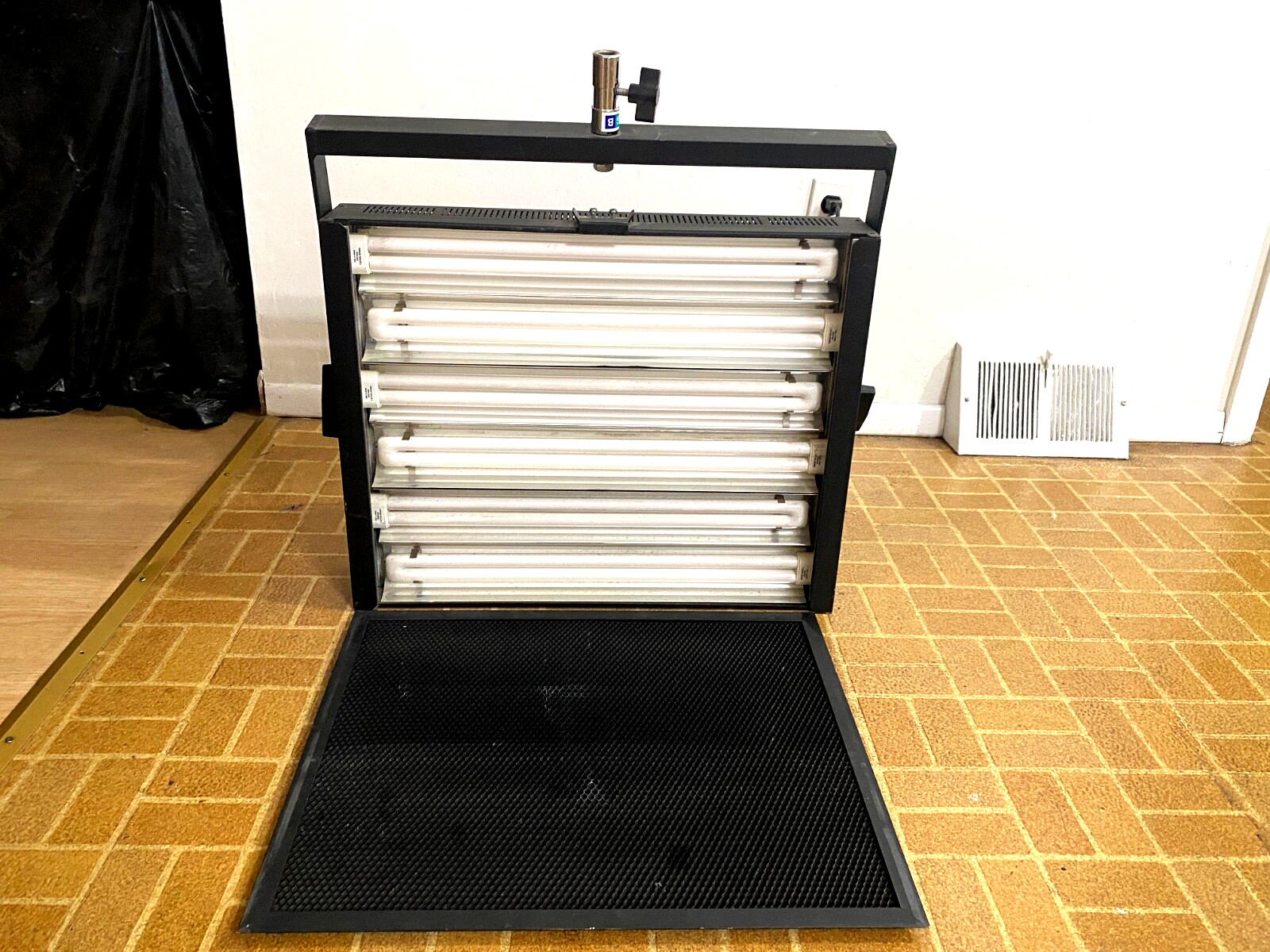 Videssence Inc. Flourescent Studio/Video Light 120V Model 5330 BASELIGHT