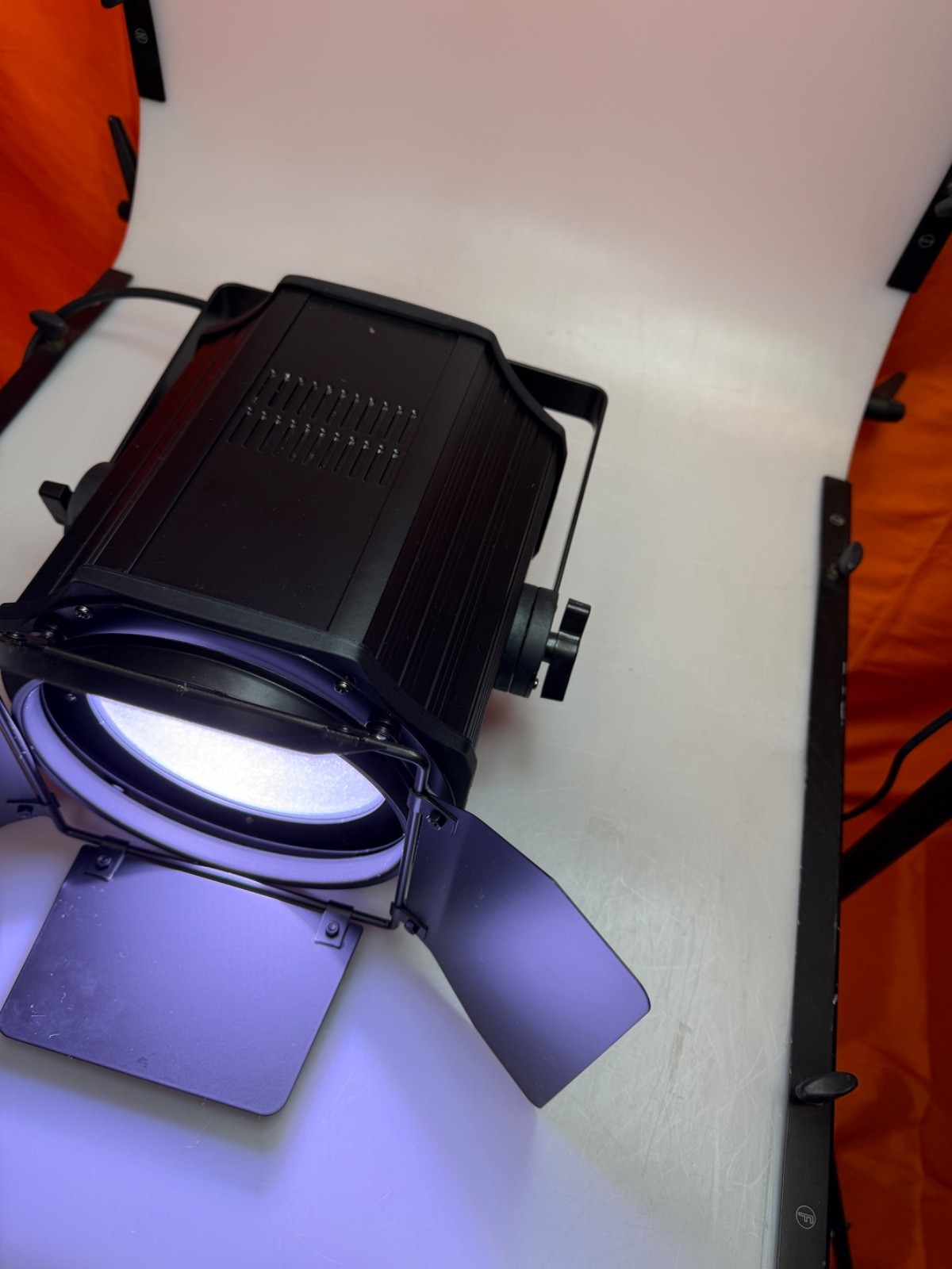 SHEHDS 250W RGBW LED Fresnel Spotlight with Barn Doors