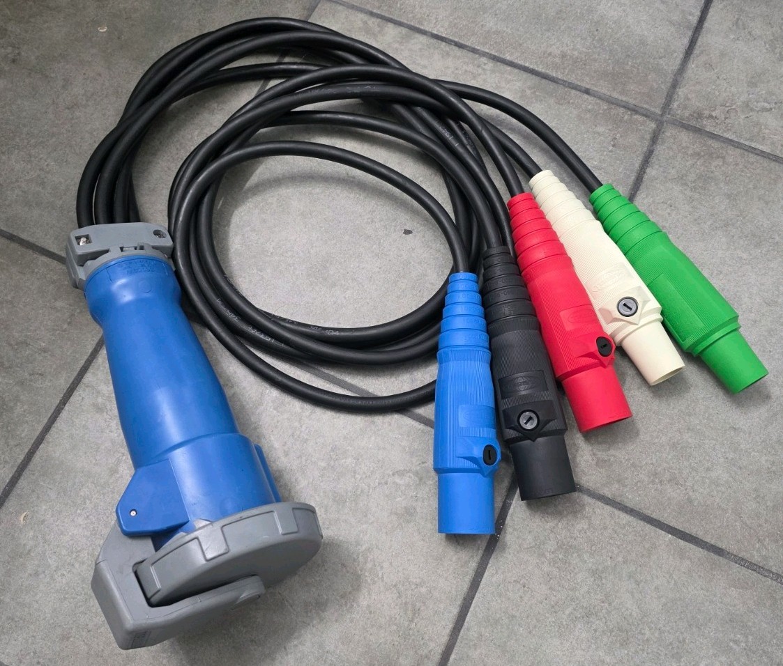 HUBBELL 560C9W- Pin And Sleeve Connector 5W 60A 3Ph 120/208V Splashproof Adapter