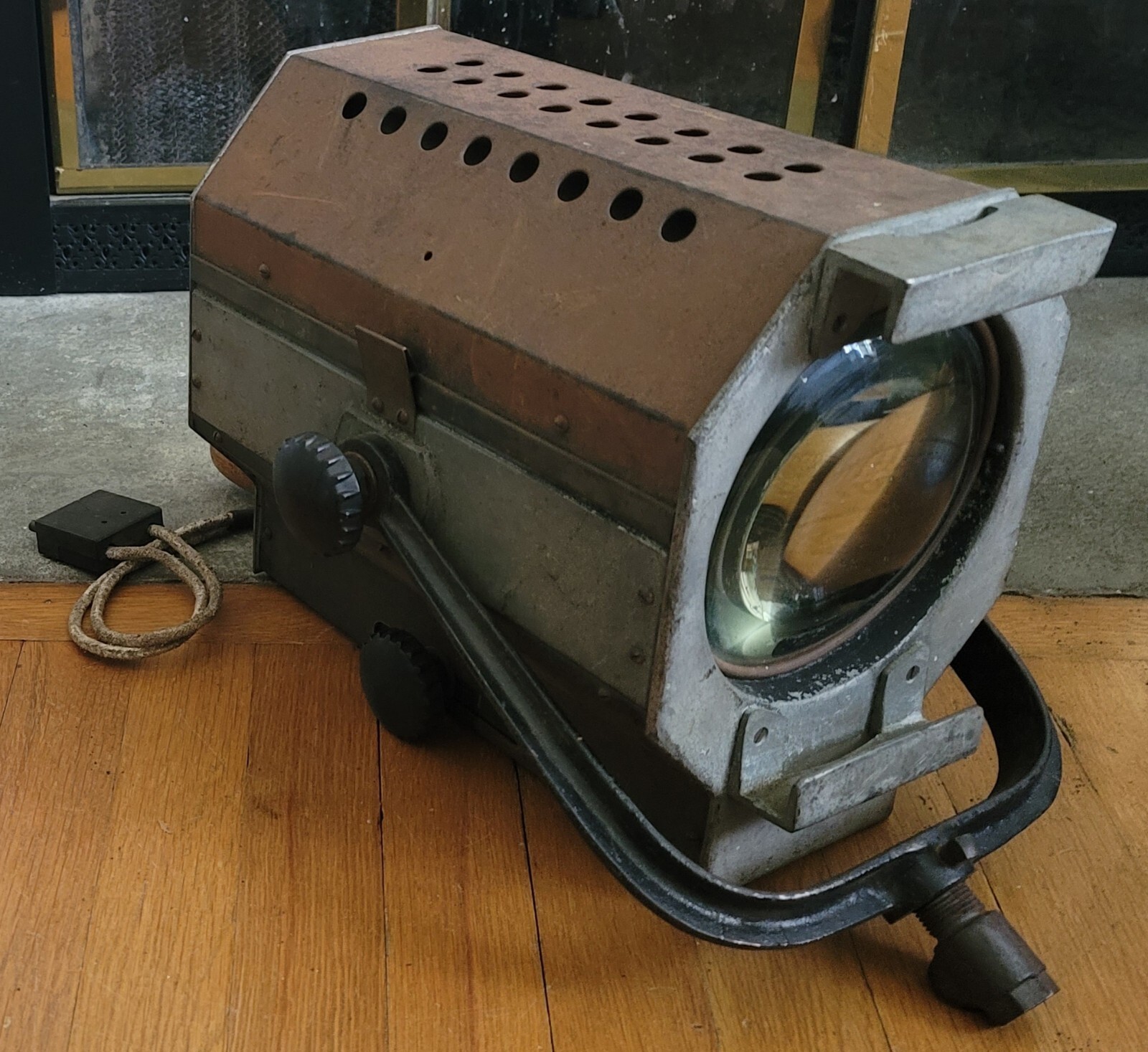 EXCEPTIONAL VINTAGE THEATER STAGE ADJUSTABLE 1000 WATT SPOT LIGHT ~ MID CENTURY