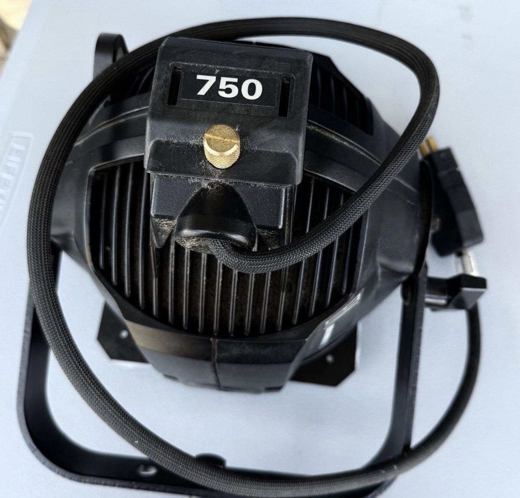 Pair ETC Source Four PAR EA Stage Lights 750W GE HPL Lamp C-Clamp Untested