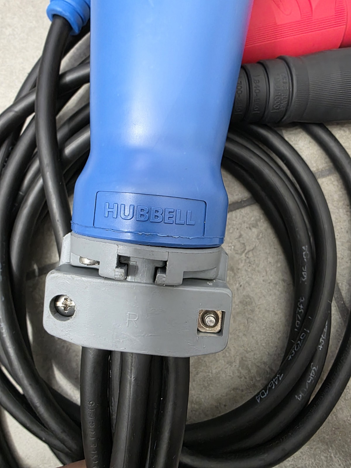 HUBBELL 560C9W- Pin And Sleeve Connector 5W 60A 3Ph 120/208V Splashproof Adapter