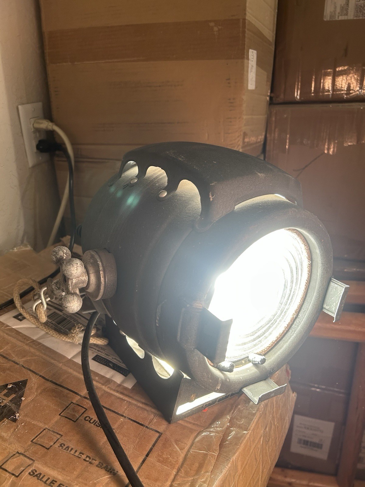 Bardwell & McAlister Stage Spotlight Halogen Black w/ Bracket Manual Pan/Tilt