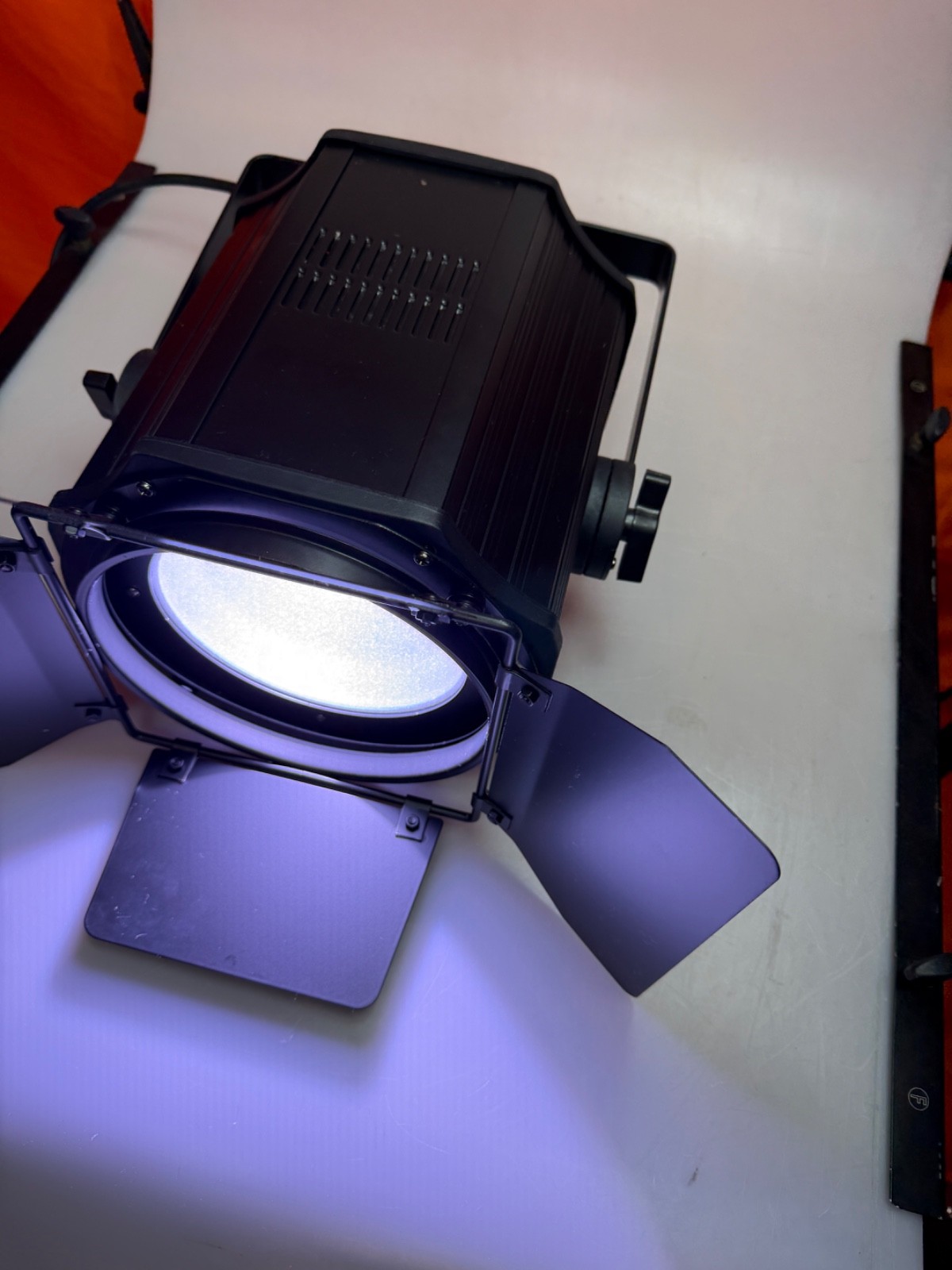 SHEHDS 250W RGBW LED Fresnel Spotlight with Barn Doors