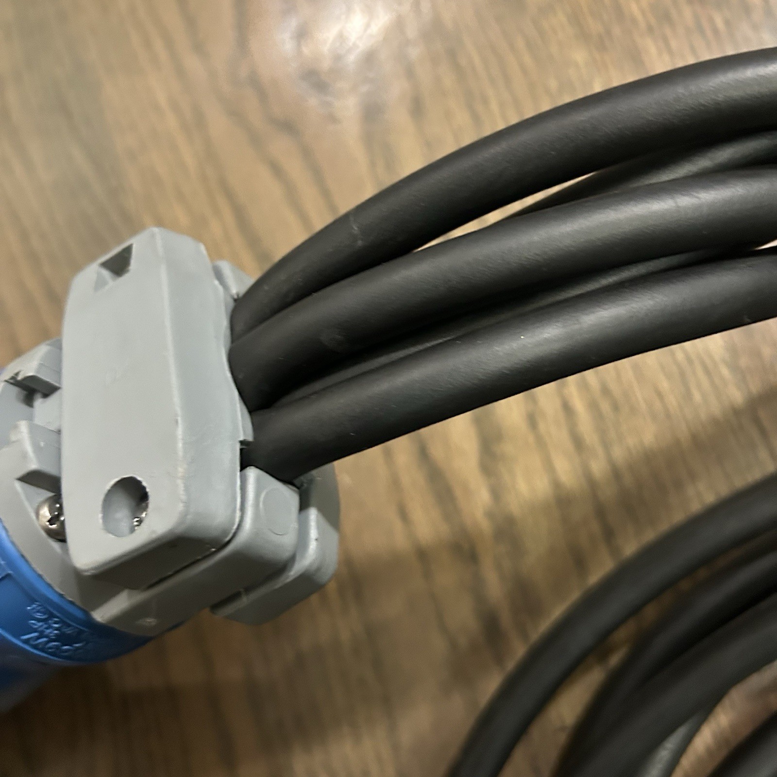 Hubbell 560C9W Pin And Sleeve Connector 5W 60A 3Ph 120/208V Splashproof Adapter