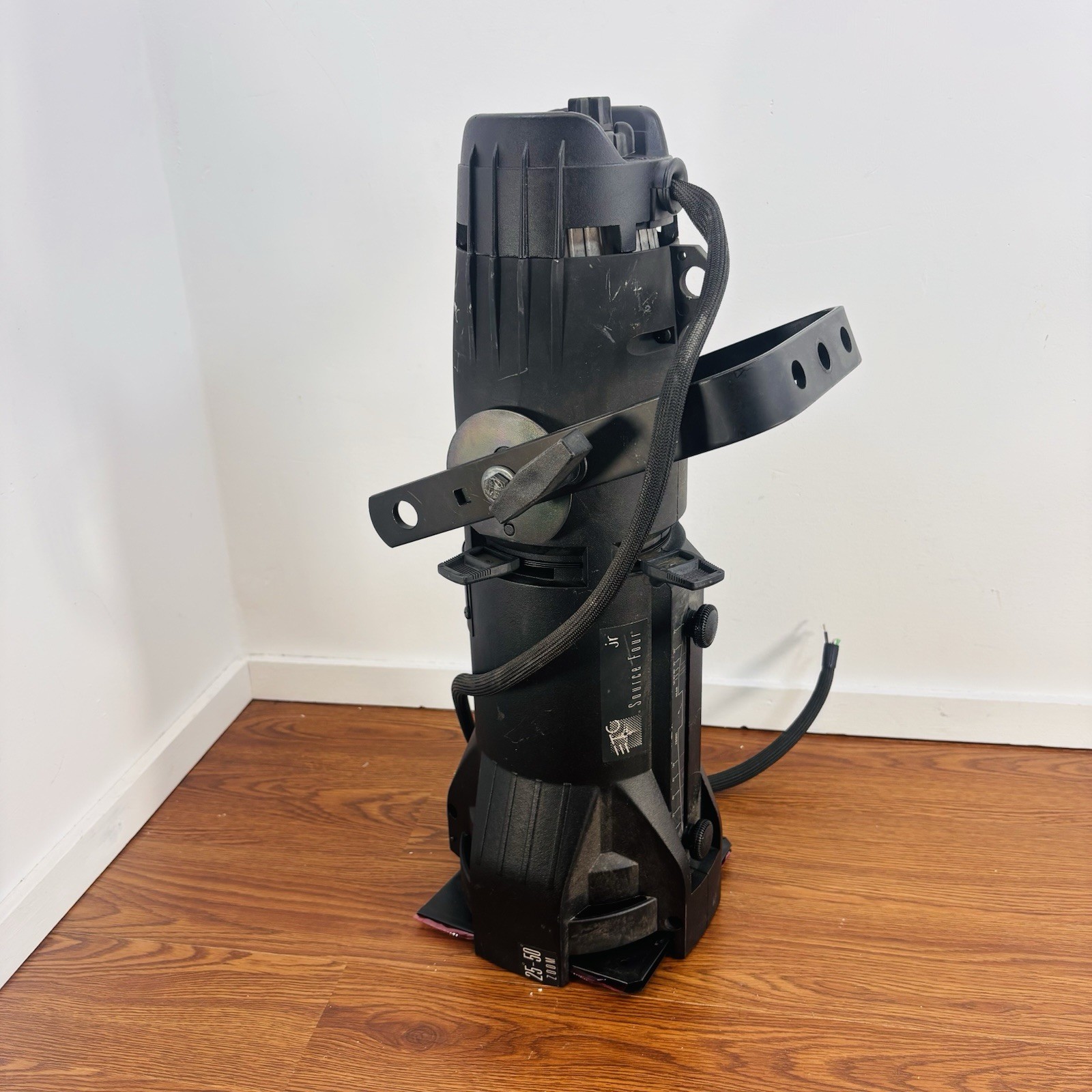 ETC Source Four Jr 25-50 Degree Zoom – Ellipoidal Series Stage Light – Read! (c)
