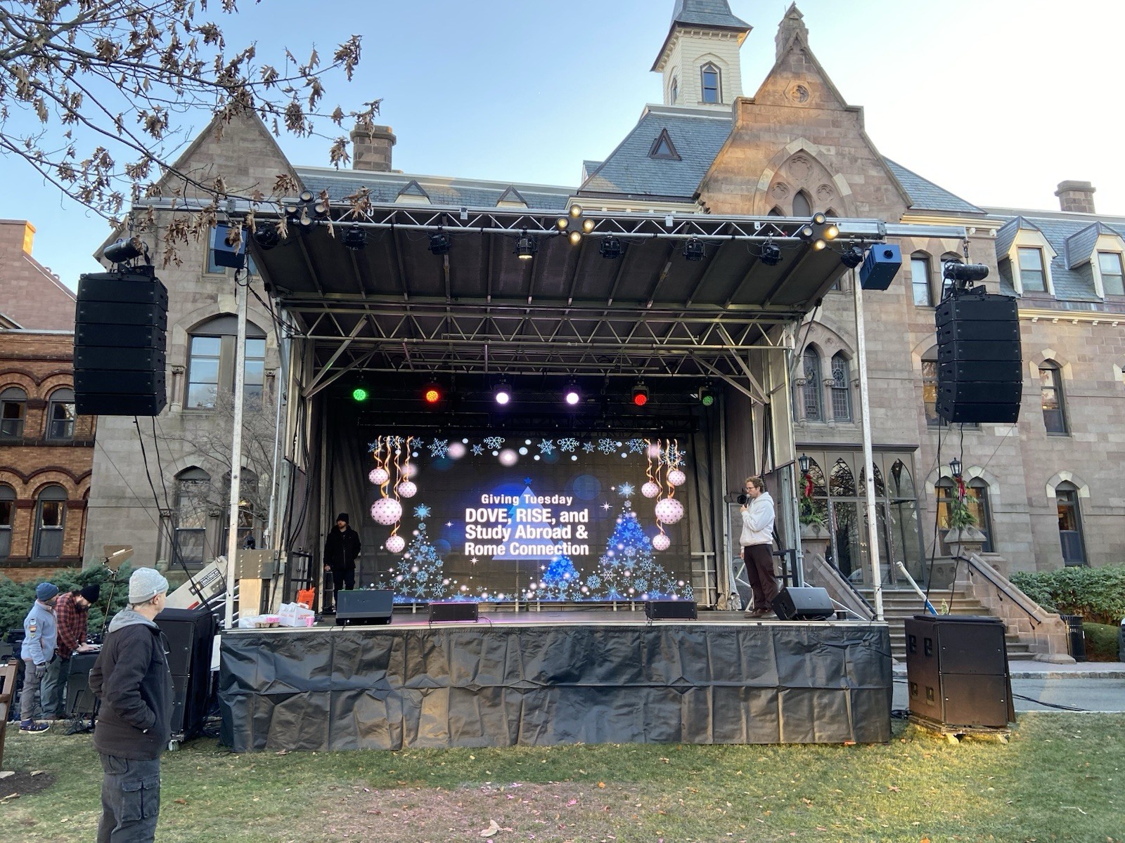 Yes Tech MT Series Outdoor/Transparent Video Wall 3.9 42x Panels w/Cases Yestech
