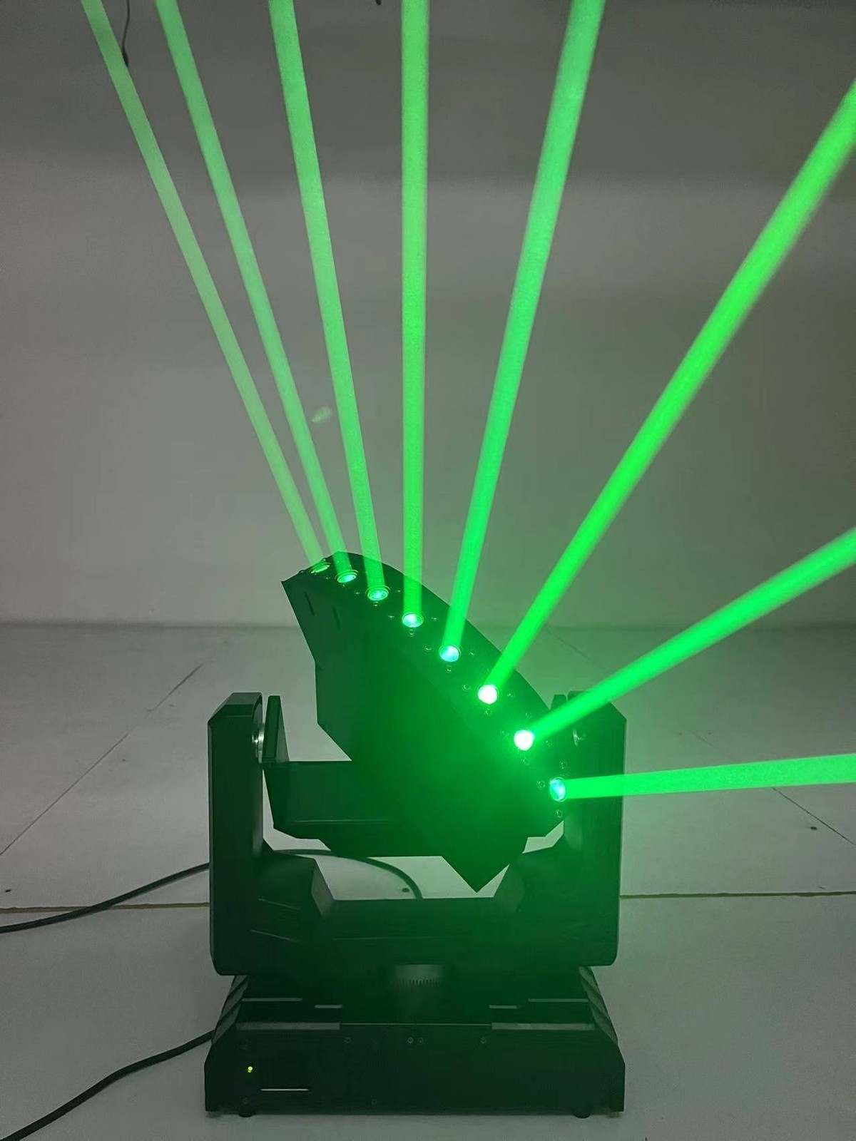 6Eyes RGB Laser Moving Head Voltage: 110-240V, 50-60Hz Power:80w Laser Diode:
