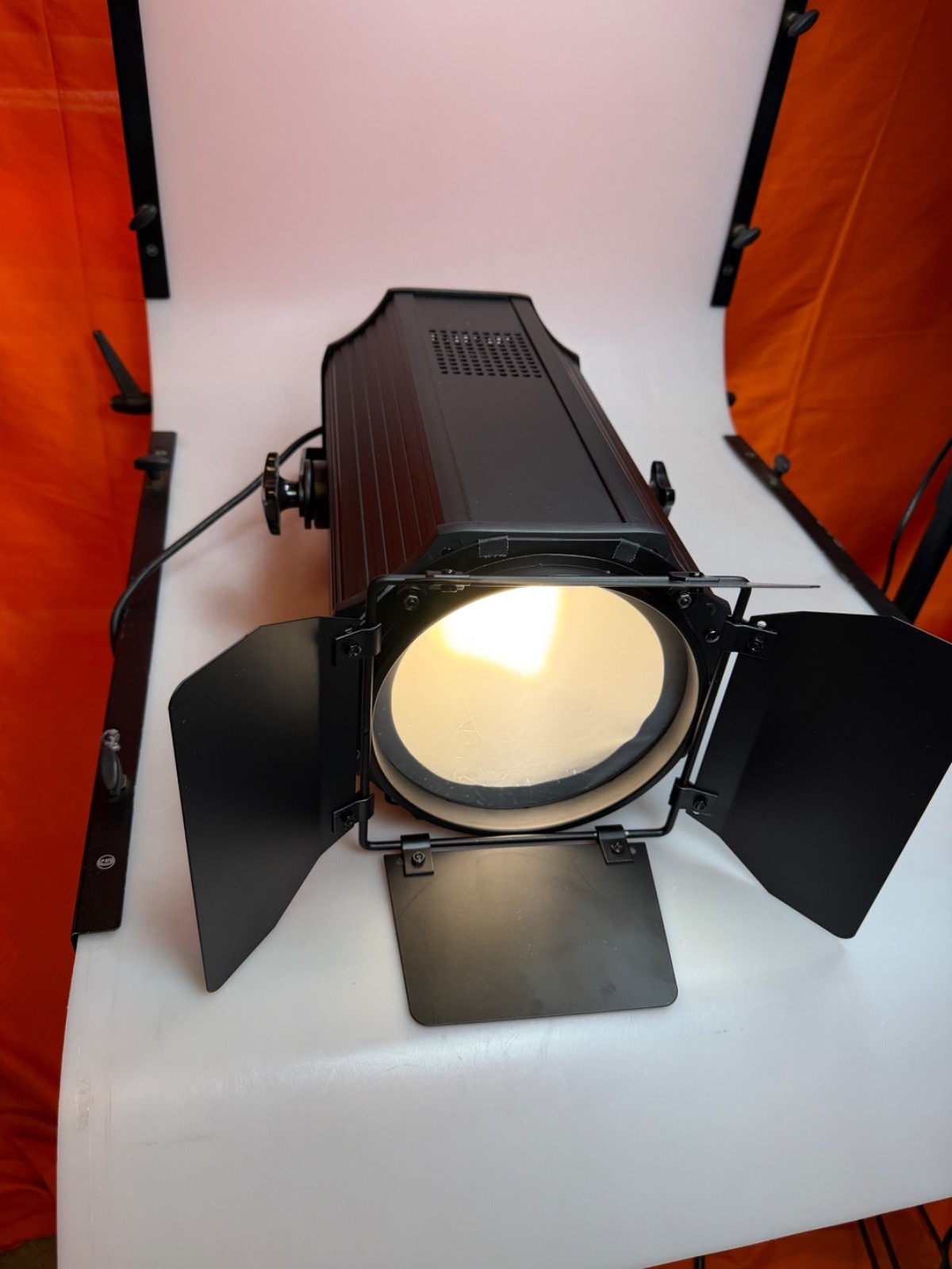 SHEHDS 200W LED Zoom Fresnel Spotlight – 10°–60° DMX Stage Light With Barn door