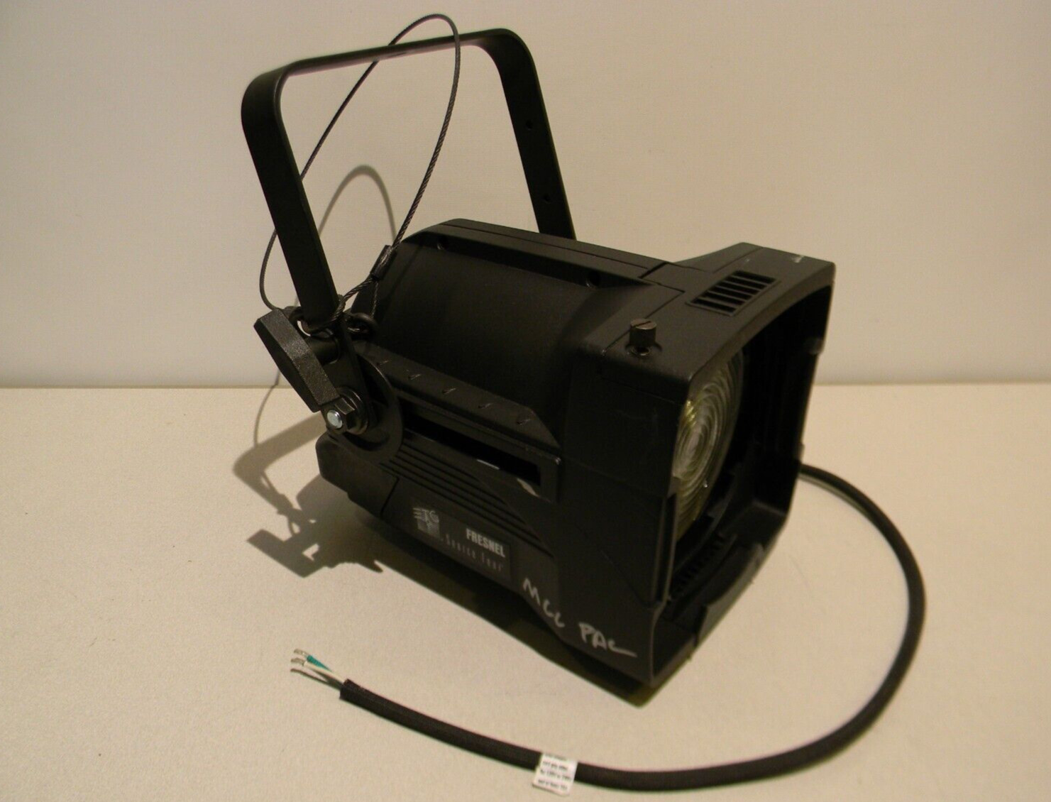 ETC FRES7 750W 7″ fresnel Source Four Fresnel Zoom to Focus (Black) with Lamp